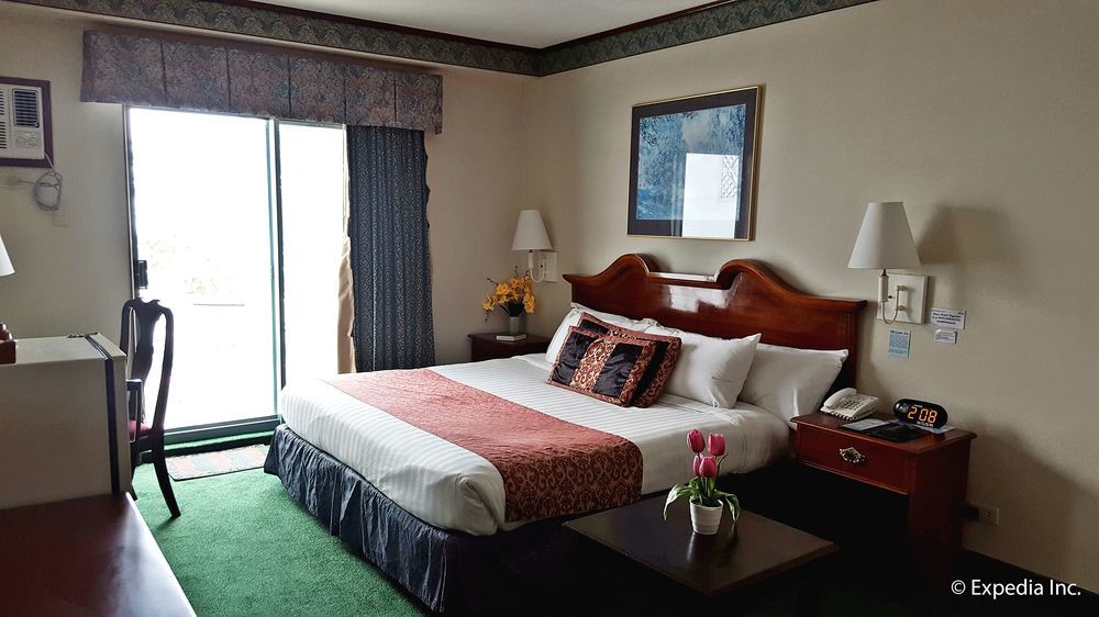 Days Hotel Tagaytay Тагайтай Экстерьер фото