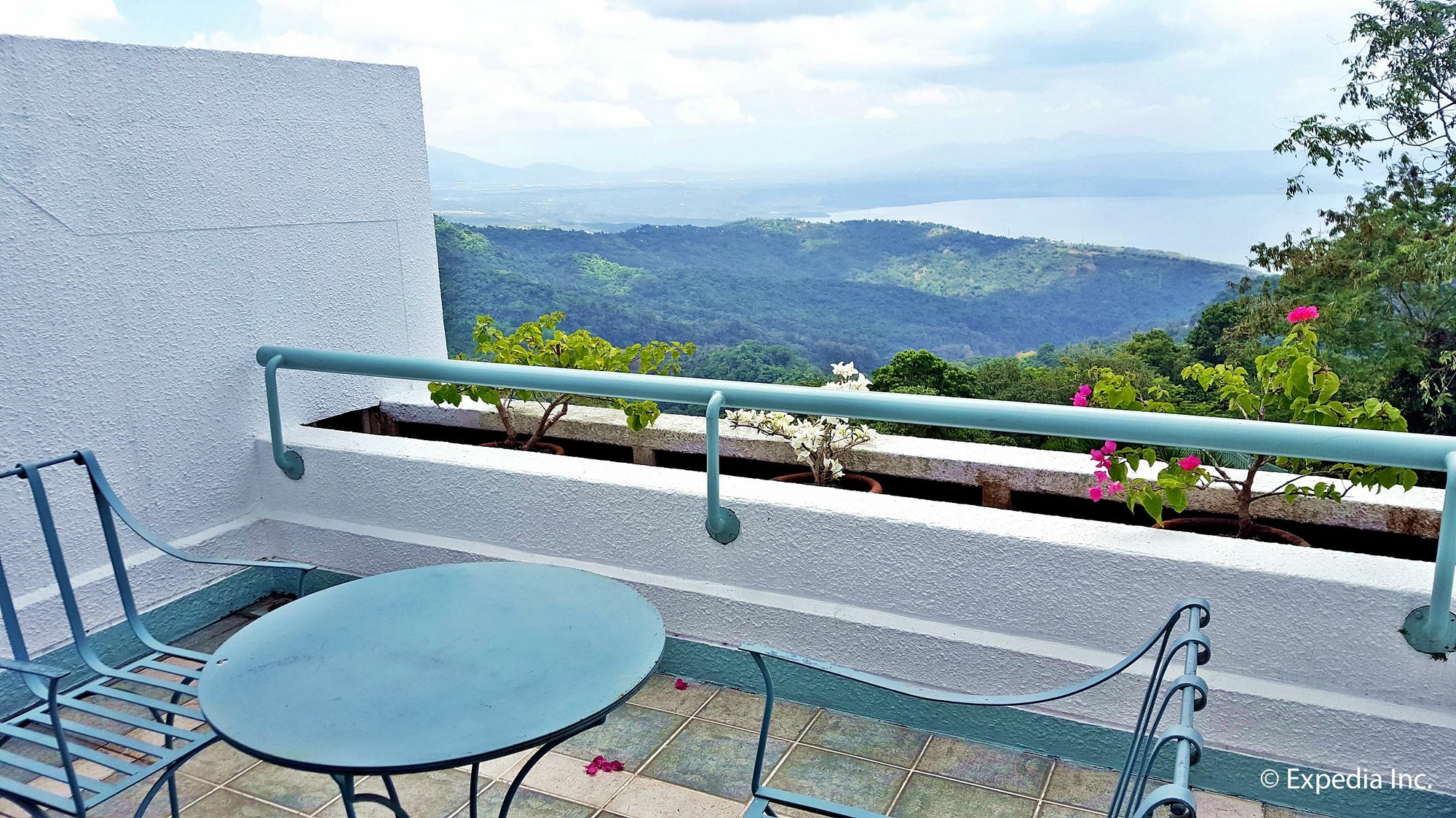 Days Hotel Tagaytay Тагайтай Экстерьер фото